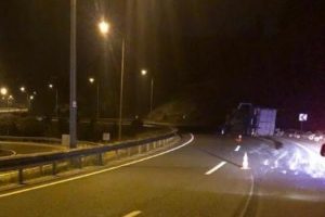 Kavak y&uuml;kl&uuml; kamyon devrildi