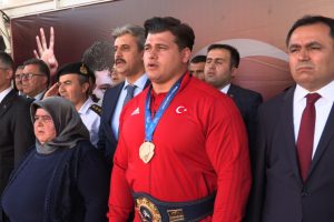 Rıza Kayaalp'e memleketinde miting gibi karşılama