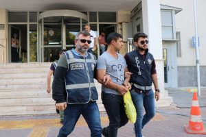 Polisi karşısında g&ouml;r&uuml;nce 2. kattan atladı