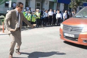 'Yaya Ge&ccedil;idi N&ouml;beti'nde az kalsın araba &ccedil;arpıyordu!