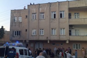 Balkondan hurda verirken akıma kapılan kadın hayatını kaybetti