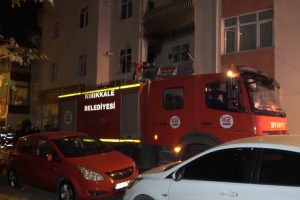 Evi yanan yaşlı &ccedil;ifti komşuları kurtardı