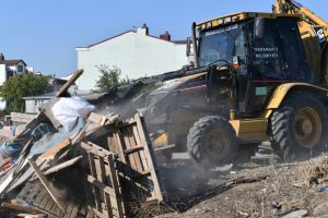 Bursa'da ka&ccedil;ak ağıl ve k&uuml;mesler yıkıldı