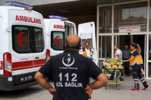 Minib&uuml;s ile otomobil &ccedil;arpıştı: 6 yaralı
