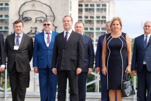 Rusya Başbakanı Medvedev'den K&uuml;ba'ya ziyaret