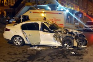 Otomobil kamyonete &ccedil;arptı: 6 yaralı