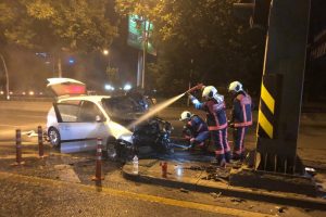 Y&ouml;n levhasına &ccedil;arpan otomobil alev aldı