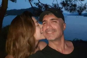 &Ouml;zcan Deniz villayı eski eşine bırakıp taşındı