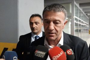 Ahmet Ağaoğlu: "Canını dişine takarak m&uuml;cadele eden bir takımımız var"