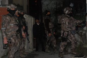 Aranan şahıslara 55 ekiple şafak operasyonu