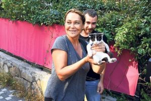 H&uuml;lya Avşar panik oldu