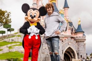 Disneyland'in ilk m&uuml;şterisi 64 yıldır bedava eğleniyor