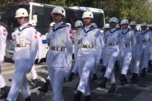 Emekli T&uuml;mamiral Polat'ın cenazesinde askerlere t&ouml;ren tepkisi