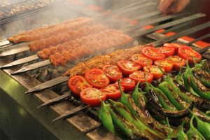 Ucuza yiyenler dikkat! Kebabın i&ccedil;ine bakın ne koyuyorlar