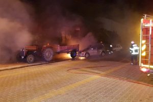 Park halindeki trakt&ouml;re &ccedil;arpan ara&ccedil; alev alev yandı