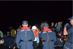 &Ccedil;eşme a&ccedil;ıklarında 111 ka&ccedil;ak g&ouml;&ccedil;men ile 5 organizat&ouml;r yakalandı