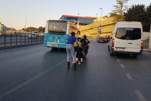 Beyoğlu'nda trafikte tehlikeli yolculuk