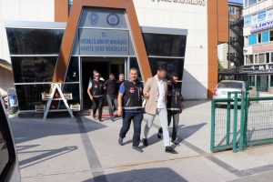 Gen&ccedil; &ccedil;ifti evinde gasp eden sahte polisler yakalandı