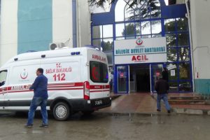 İş makinesi ile otomobil &ccedil;arpıştı