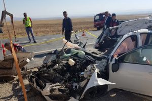 Okula giden &ouml;ğretmenler kaza yaptı: 1 &ouml;l&uuml;, 1 yaralı