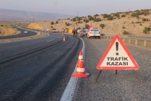 Kum y&uuml;kl&uuml; kamyon devrildi: 1 yaralı