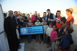 &Ouml;ğrencilerden tarım iş&ccedil;ilerine giysi yardım