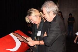Tarık &Uuml;nl&uuml;oğlu'nun cenaze t&ouml;reninde b&uuml;y&uuml;k ayıp! Parasını &ccedil;aldılar