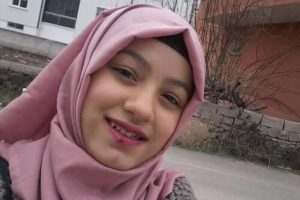 Liseli gen&ccedil; kızı kene ısırdı