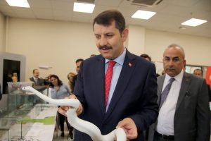 Protokol &uuml;yelerinin yılanla imtihanı