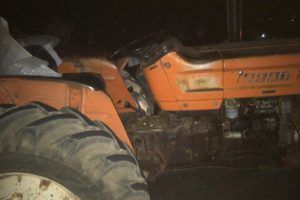 Hafif ticari ara&ccedil; trakt&ouml;re &ccedil;arptı: 3 yaralı