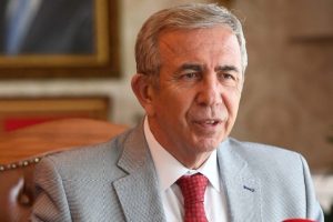 Yavaş, kedisi Khaleesi ile kamera karşısında