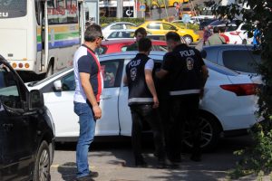 Firari zanlı evine gelince arkadaşıyla birlikte yakayı ele verdi