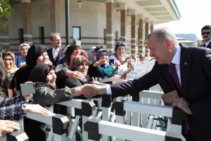 Erdoğan, cuma namazı &ccedil;ıkışında vatandaşlara kitap dağıttı