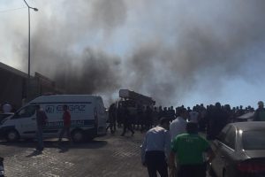 Kaynak makinesinden sı&ccedil;rayan kıvılcım yangın &ccedil;ıkardı, iş&ccedil;i alevler arasında kaldı