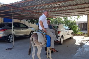 Makam aracına haciz gelince eşekle işe gitmeye başladı