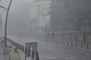 Meteoroloji uyarmıştı... Beklenen yağış şiddetli başladı