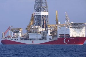 Yavuz sondaj gemisi 'Fatih'i selamladı