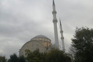 Depremde hasar g&ouml;ren cami ibadete kapatıldı