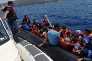 Ayvalık'ta 35 d&uuml;zensiz g&ouml;&ccedil;men yakalandı