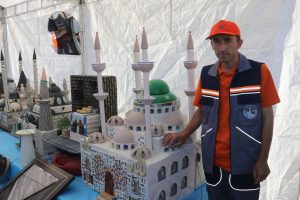 Temizlik iş&ccedil;isi, &ccedil;&ouml;pten bulduklarını sanata d&ouml;n&uuml;şt&uuml;rd&uuml;