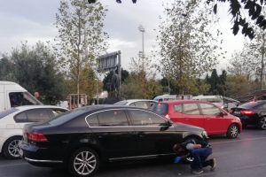 İstanbul'da l&uuml;ks otomobile silahlı saldırı: S&uuml;r&uuml;c&uuml; yaralı