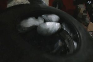 Narkotik k&ouml;peğinden kurtulmak i&ccedil;in otomobile aşırı 'parf&uuml;m' sıkmış