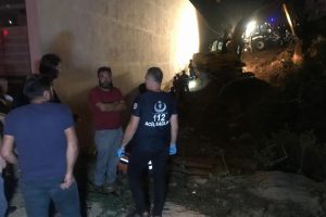&Ccedil;&ouml;ken istinat duvarının altında kaldı