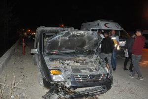 Karşıdan gelen araca &ccedil;arpmamak i&ccedil;in duvara &ccedil;arptı