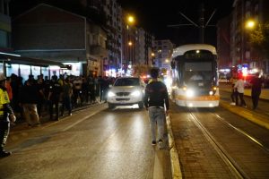 Tramvayın &ccedil;arptığı gen&ccedil; yaralandı