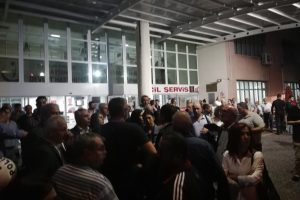 CHP Efeler İl&ccedil;e Başkanı evinin &ouml;n&uuml;nde darp edildi