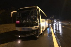 TEM Otoyolu'nda yolcu otob&uuml;s&uuml; ile temizlik aracı &ccedil;arpıştı: 8 yaralı