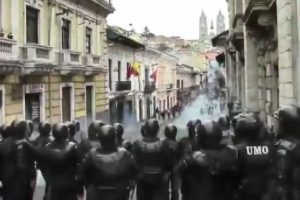Ekvador'da, h&uuml;k&uuml;met karşıtı protestolarda 350 g&ouml;zaltı