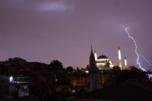 İstanbul'da sağanak yağış etkili oluyor