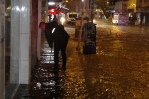 Balıkesir Edremit'te şiddetli yağış: Yollar g&ouml;le d&ouml;nd&uuml;, işyerlerini su bastı